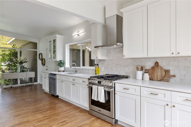 9125 NE 21st Place, Clyde Hill, WA 98004