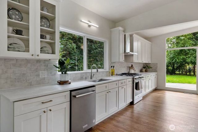 9125 NE 21st Place, Clyde Hill, WA 98004