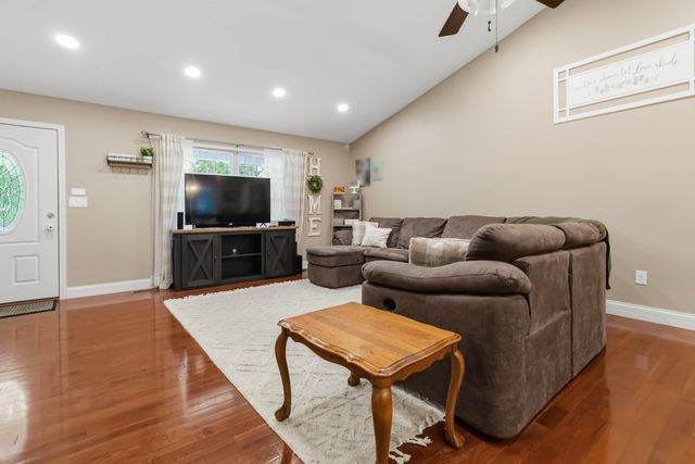 953 Lily Road, London, KY 40744