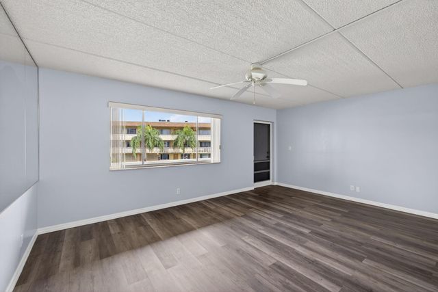 700 Village Green Court 206, Palm Springs, FL 33461