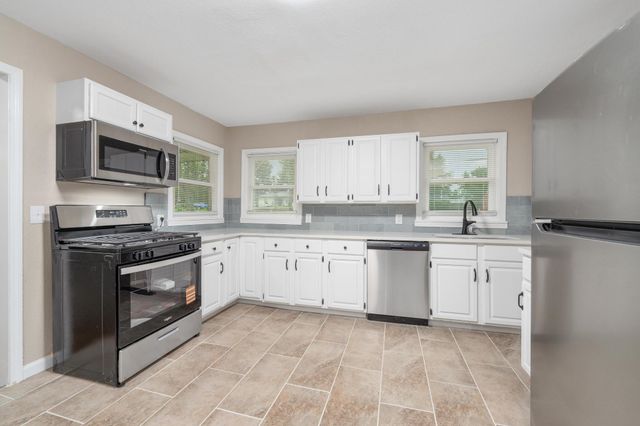 3430 E Crystal St, Wichita, KS 67216