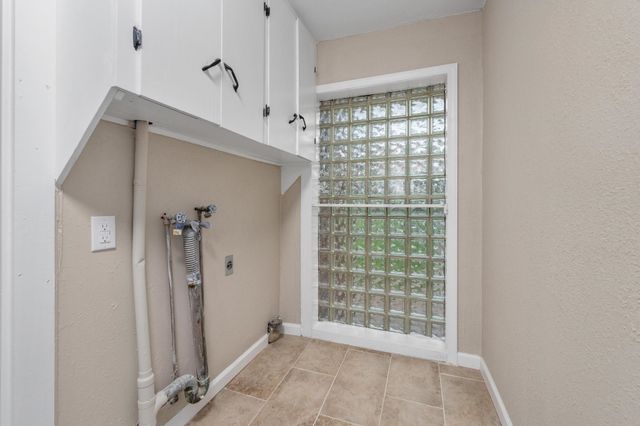 3430 E Crystal St, Wichita, KS 67216