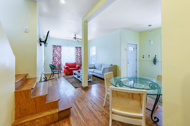 7412 S PHILLIPS Avenue, Chicago, IL 60649