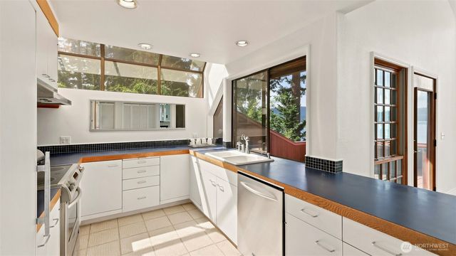 2305 E Lake Sammamish Place SE, Sammamish, WA 98075