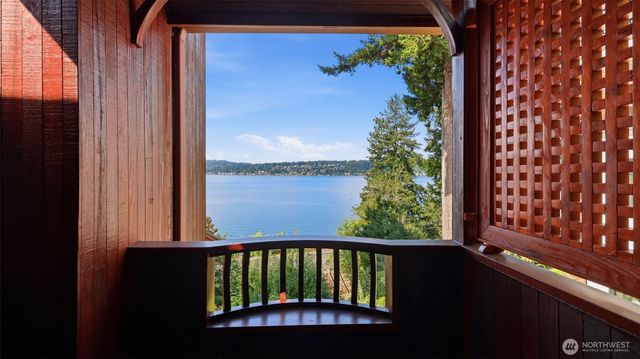 2305 E Lake Sammamish Place SE, Sammamish, WA 98075