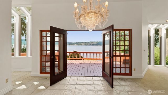 2305 E Lake Sammamish Place SE, Sammamish, WA 98075