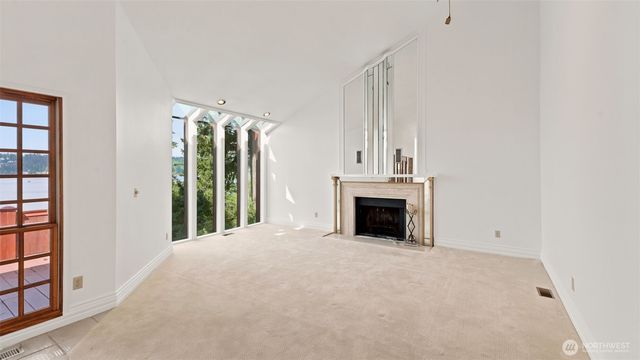2305 E Lake Sammamish Place SE, Sammamish, WA 98075