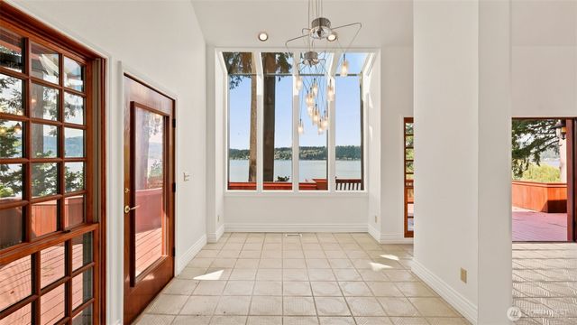 2305 E Lake Sammamish Place SE, Sammamish, WA 98075