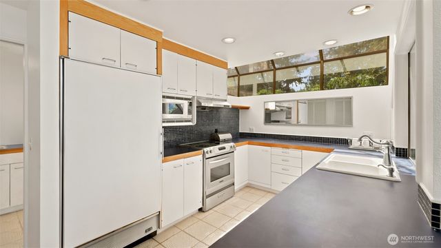 2305 E Lake Sammamish Place SE, Sammamish, WA 98075