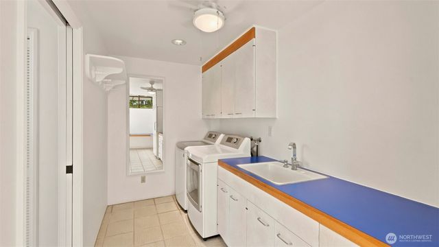 2305 E Lake Sammamish Place SE, Sammamish, WA 98075