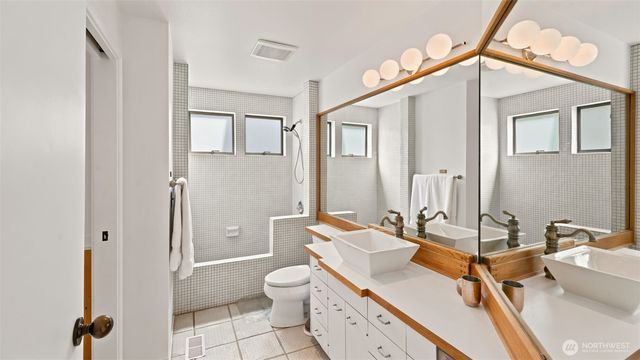 2305 E Lake Sammamish Place SE, Sammamish, WA 98075