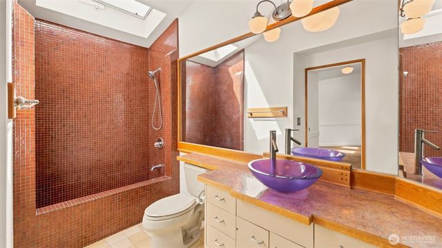 2305 E Lake Sammamish Place SE, Sammamish, WA 98075