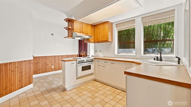 2305 E Lake Sammamish Place SE, Sammamish, WA 98075