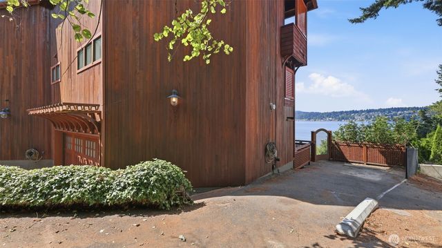 2305 E Lake Sammamish Place SE, Sammamish, WA 98075
