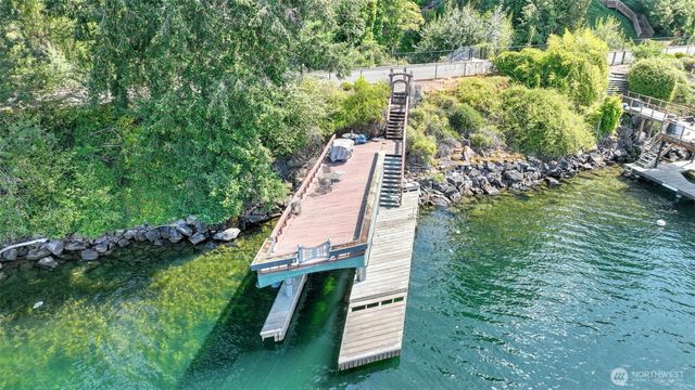 2305 E Lake Sammamish Place SE, Sammamish, WA 98075