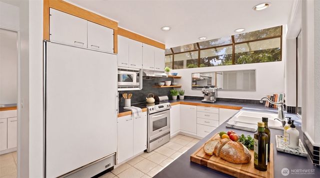 2305 E Lake Sammamish Place SE, Sammamish, WA 98075