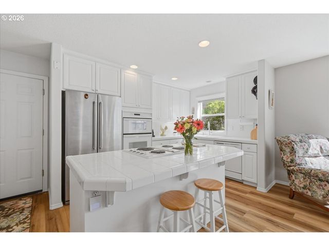 425 Ne ROTH St, Portland, OR 97211