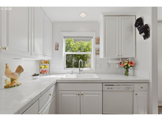 425 Ne ROTH St, Portland, OR 97211