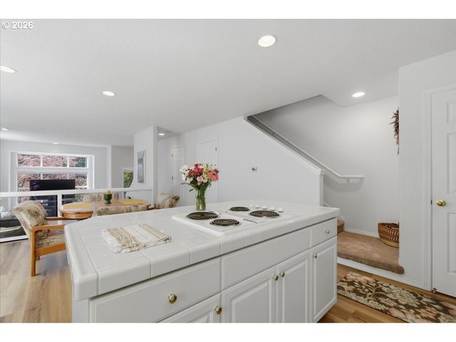 425 Ne ROTH St, Portland, OR 97211