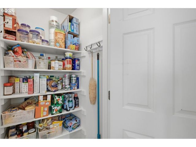 425 Ne ROTH St, Portland, OR 97211