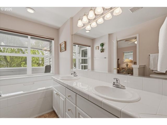 425 Ne ROTH St, Portland, OR 97211