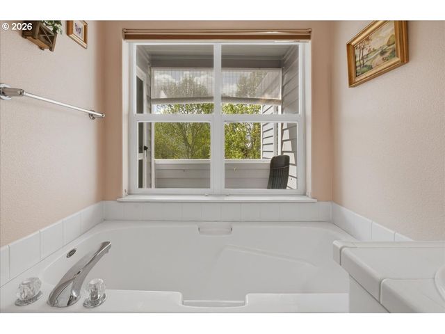 425 Ne ROTH St, Portland, OR 97211