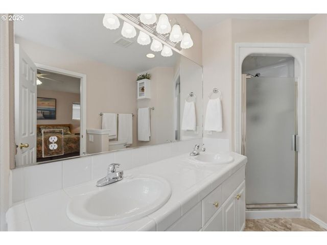 425 Ne ROTH St, Portland, OR 97211