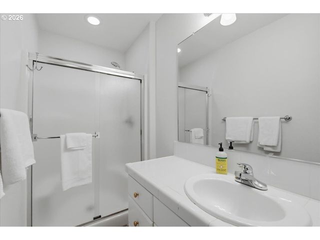 425 Ne ROTH St, Portland, OR 97211