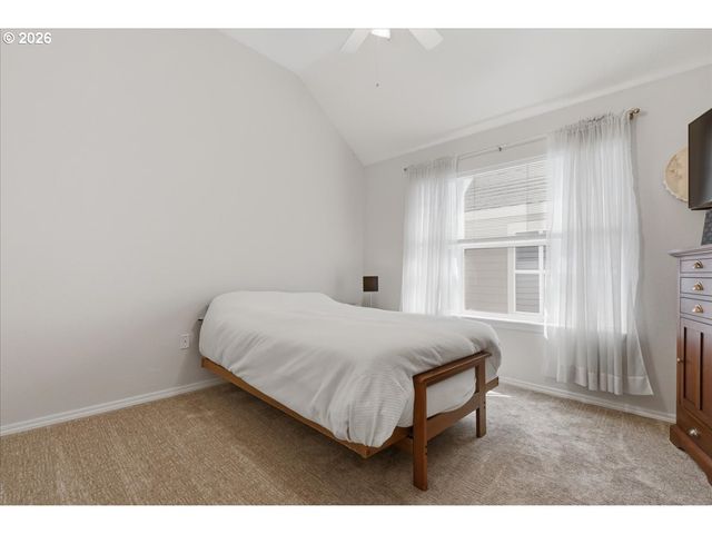 425 Ne ROTH St, Portland, OR 97211