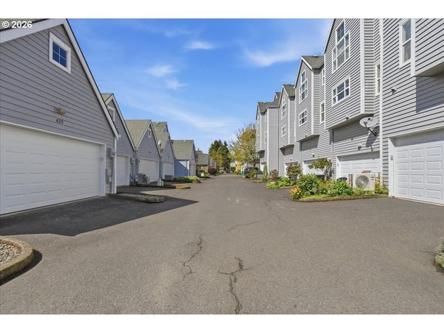 425 Ne ROTH St, Portland, OR 97211