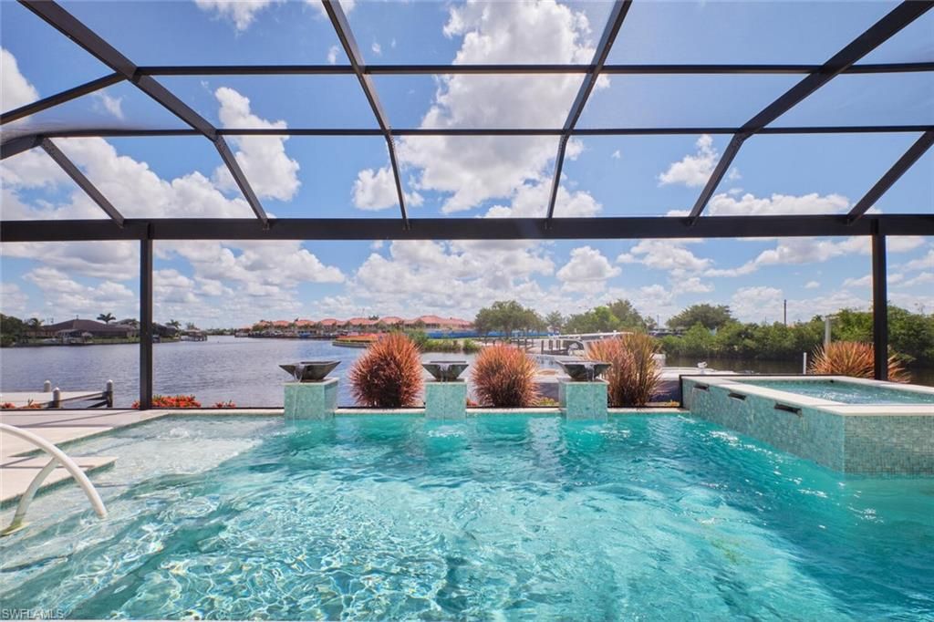 Image 7 of property listing at 3309 SW 2nd LN, Cape Coral, FL 33991