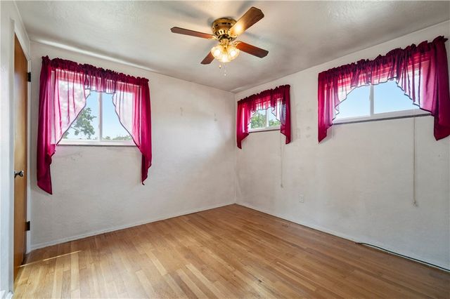 319 Saratoga Dr, Pleasant Hills, PA 15236