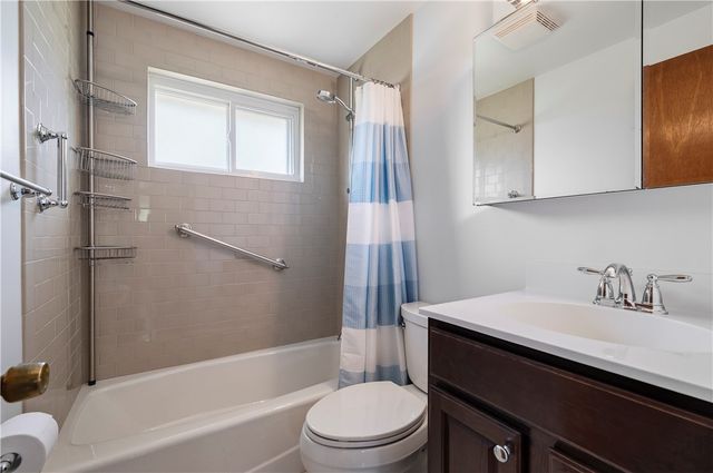319 Saratoga Dr, Pleasant Hills, PA 15236