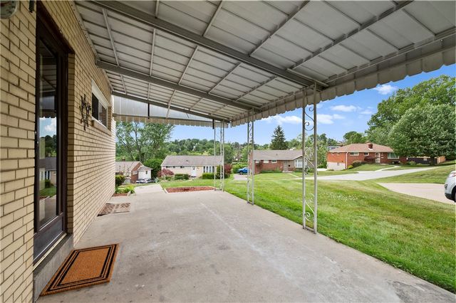 319 Saratoga Dr, Pleasant Hills, PA 15236