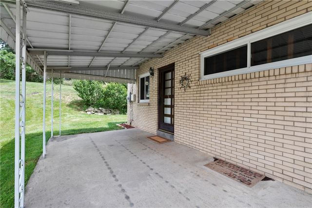 319 Saratoga Dr, Pleasant Hills, PA 15236