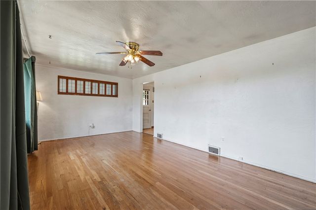 319 Saratoga Dr, Pleasant Hills, PA 15236