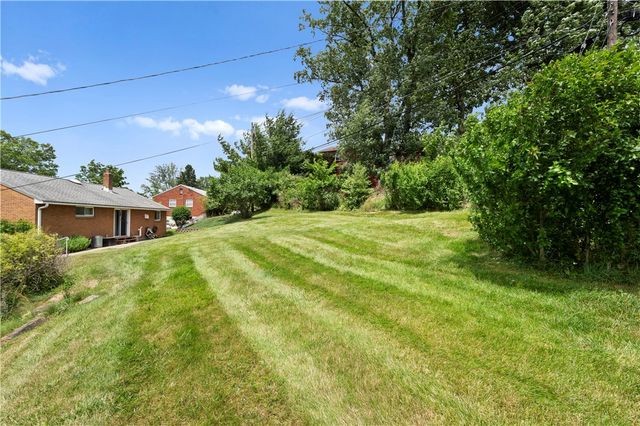 319 Saratoga Dr, Pleasant Hills, PA 15236