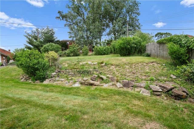 319 Saratoga Dr, Pleasant Hills, PA 15236