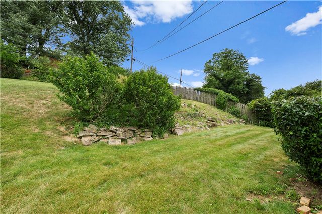 319 Saratoga Dr, Pleasant Hills, PA 15236