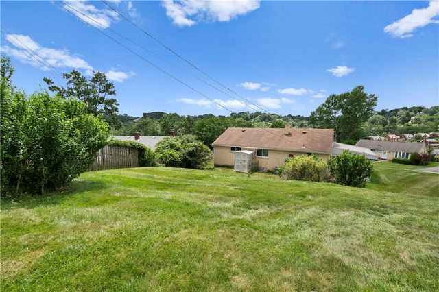 319 Saratoga Dr, Pleasant Hills, PA 15236