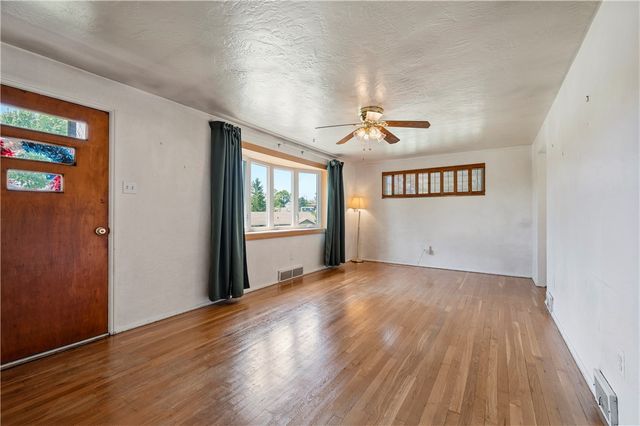 319 Saratoga Dr, Pleasant Hills, PA 15236