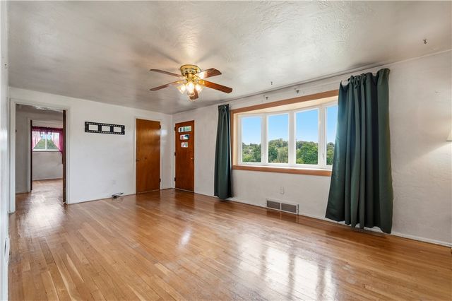 319 Saratoga Dr, Pleasant Hills, PA 15236