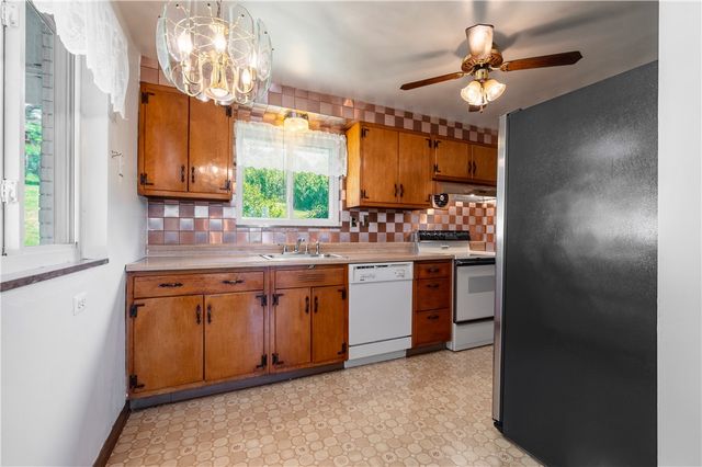 319 Saratoga Dr, Pleasant Hills, PA 15236