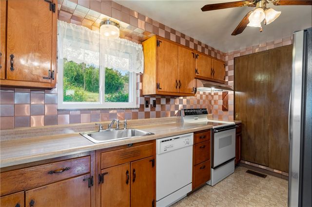 319 Saratoga Dr, Pleasant Hills, PA 15236