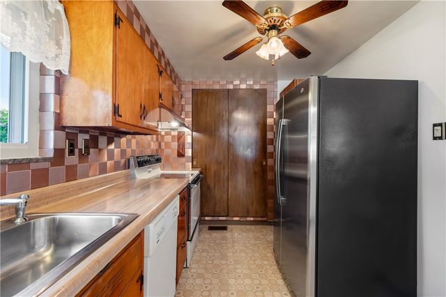 319 Saratoga Dr, Pleasant Hills, PA 15236