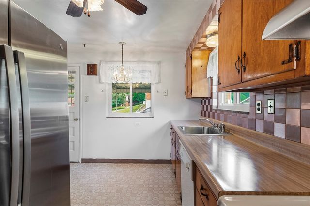 319 Saratoga Dr, Pleasant Hills, PA 15236