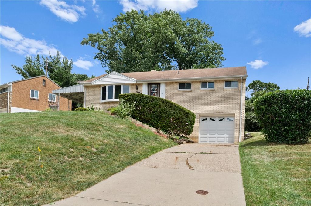 319 Saratoga Dr, Pleasant Hills, PA 15236