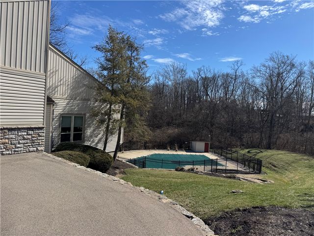 22 Oakwood Court, Springdale, OH 45246