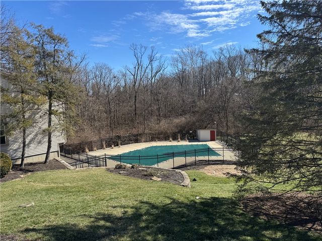 22 Oakwood Court, Springdale, OH 45246