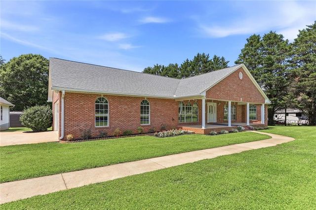5573 Clarks Bridge Road, Clermont, GA 30527
